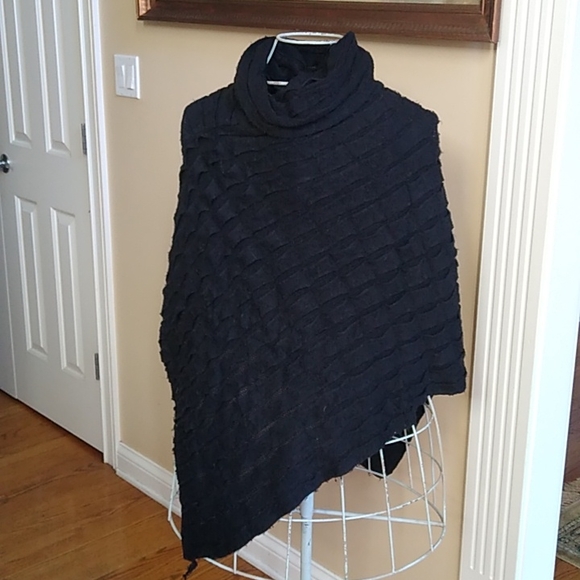 Sweaters - Elegant Black Poncho Sweater